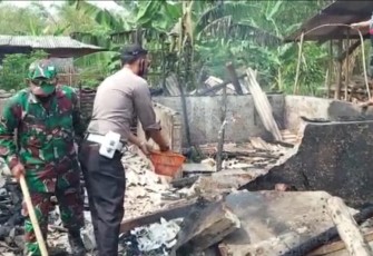 Bhabinkamtibmas Dan Babinsa Berjibaku Padamkan Api Kebakaran Rumah