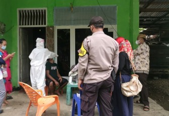 Cegah Penyebaran Covid-19, Polri dan Nakes Laksanakan Contact Tracking