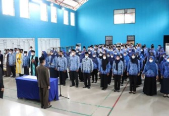 Sekretaris Daerah Kabupaten Pesisir Barat (Pesibar) N Lingga Kusuma Melantik pejabat administrator dan pejabat pengawas di lingkungan Pemkab Pesibar, kegiatan tersebut dilaksanakan di GSG Selalaw Labuhan Jukung