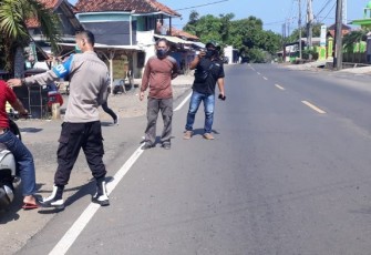  Polres Garut Giat Disiplin Prokes dan PPKM di Cibalong 
