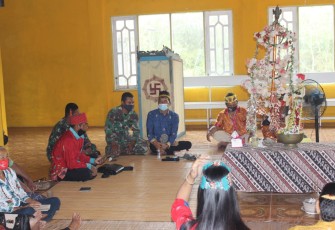 Personel TMMD Sambangi Balai Hindu Kaharingan di Kelurahan Kampuri