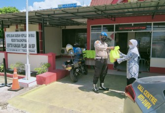 PPKM Level 1, Polsek SBP Tanjung Pinang Bagikan Sembako Kepada Masyarakat