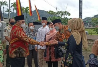 Bupati Pasaman sambut kedatangan  rombongan tim penilai ke Nagari Durian Tinggi dipimpin oleh Drs.Hendrawati Roza, M.SI 