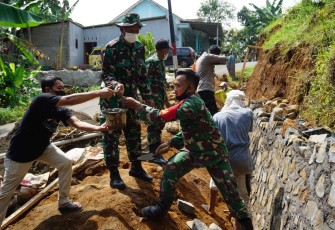 pemerintah Desa Kalipancur dengan dibantu Koramil 09/Blado dan Polsek Blado membangun talud dengan menggunakan batu dan adukan pasir semen