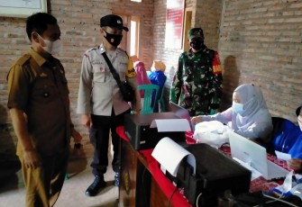 Kades Padang Ratu Pantau Vaksin I Di Kantor Desa