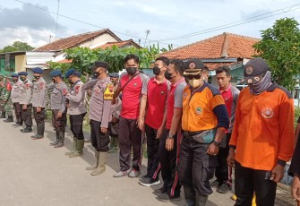 Jajaran Polres Kota Pekalongan ikuti apel sebelum bakti sosial membersihkan Enceng gondok Rabu 3/11/2021
