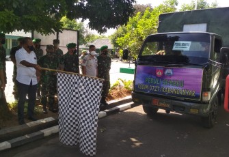 Bupati Karanganyar Juliyatmono (berkemeja putih) memimpin prosesi pemberangkatan pengiriman bantuan untuk korban terdampak erupsi Gunung Semeru, pada Rabu (8/12/2021) pagi, di Markas Kodim 0727 Karanganyar