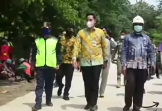 Bupati Kendal Dico M. Ganinduto melakukan peninjauan pada pembangunan jalan Magangan Kecamatan Ngampel menuju Darupono Kecamatan Kaliwungu
