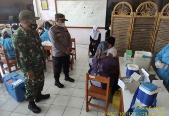 Waka Polsek Sukahaji Pantau Pelaksanaan Vaksinasi Covid-19 Tahap I di SMPN 1 Sukahaji