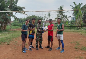 Satgas TMMD Berikan Alat Olahraga Kepada Pemuda Kampung Panggulan