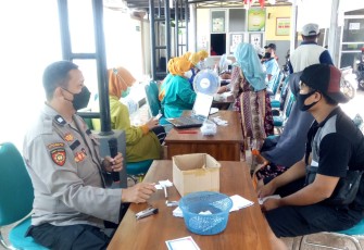 Anggota Polsek Singorojo laksanakan monitoring Vaksinasi di Puskesmas Singorojo Jum'at 23/10/2021