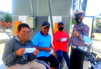Kapolres Majalengka-Polda Jabar, Satlantas Selalu Mengedukasi Terkait Prokes Secara Humanis Juga Bagikan Masker