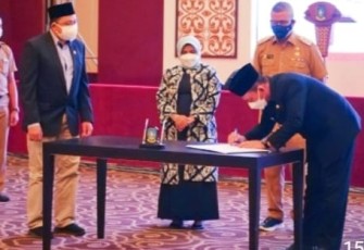 Bupati Apri Sujadi Hadiri Penandatanganan Berita Acara Terima Barang Hibah Barang dan Pinjam Pakai 