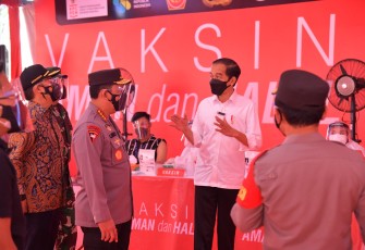 Presiden Joko Widodo meninjau langsung pelaksanaan vaksinasi massal di Lapangan Bhayangkara