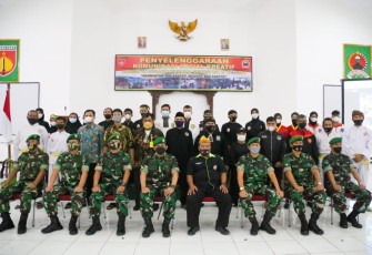 Foto bersama peserta pencak silat dan Danrem 071 beserta jajarannya di Gedung pertemuan A Yani Makorem 071. Kamis 25/11/2021