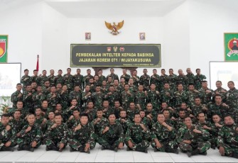 Babinsa jajaran KOREM 071 foto bersama dalam acara pembekalan Intelijen teritorial di Gedung Pertemuan A Yani Makorem  071/WK, Jum'at 5/11/2021