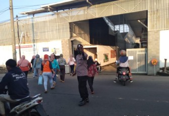 Berikan Kenyamanan, Bhabinkamtibmas Polsek Dawuan Laksanakan Gatur Lalu Lintas Depan Pt. Leetex