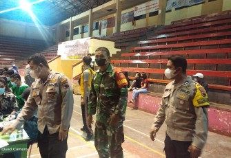 Kapolsekta Kendal beserta jajarannya  monitoring vaksinasi malam di Gor Bahurekso Kendal. Jum'at 5/11/2021