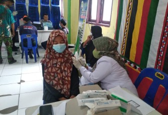 Salah seorang warga diKabupaten Aceh Singkil, saat mengikuti vaksinasi covid-19