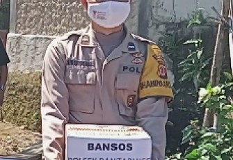 Bhabhinkamtibmas Polsek Bantarujeg Beri Bantuan Paket Sembako Kepada Warga Isoman Covid-19