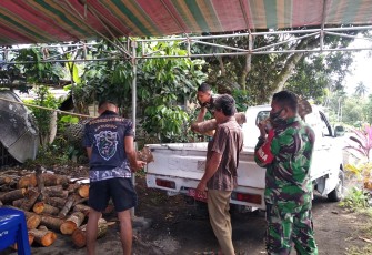 Personil satgas TMMD kodim Bitung bantu warga angkat kayu