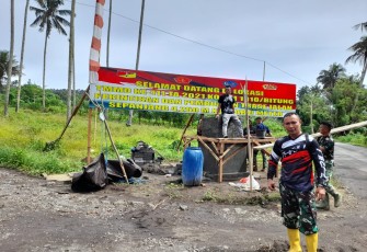 Personil satgas TMMD saat melakukan pekerjaan pembangunan tugu prasasti