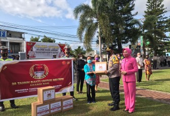 Kapolres Bitung di dampingi ketua Bhayangkari Bitung saat gelar Bhakti sosial