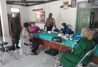  Polsek Pegandon bersama Koramil Pegandon memberikan pengamanan dan pendampingan kegiatan vaksinasi covid-19 untuk masyarakat umum yang dilaksanakan di Balai desa Dawungsari dan Gubugsari Kecamatan Pegandon Kendal