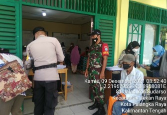Babinsa dan Bhabinkamtibmas Menteng Dampingi Penyaluran Dana Insentif Daerah Kepada 336 Warga 