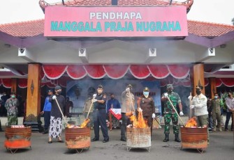 Bupati Trenggalek, Mochamad Nur Arifin bersama dengan Kantor Pengawasan dan Pelayanan Bea dan Cukai Tipe Madya Pabean C Blitar dan Forkopimda Trenggalek, saat memusnahkan barang sitaan, Barang kena cukai di halaman Pendopo Manggala Praja Nugraha, Kamis (23/12) (Foto - Hardi Rangga, klikwarta.com)