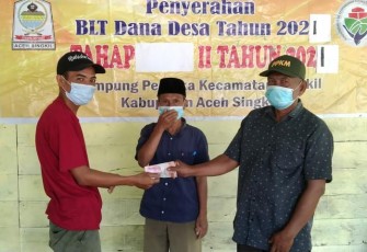 Pihak Pemerintah Desa Pemuka, saat menyalurkan BLT-DD kepada penerima