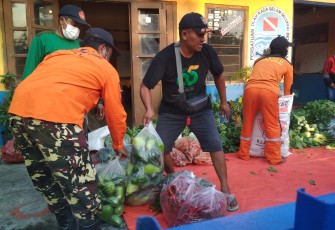 Persiapan pendistribusian sumbangan sayur mayur, buah - buahan dan sejumlah paket sembako, di Mako SAR Kabupaten Karanganyar.