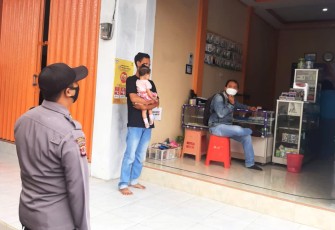 Kapolsek Malausma-Polres Majalengka, Selalu Patroli Tidak Kenal Lelah Himbau Prokes Secara Door To Door Kepada Warga, Bersama Anggotanya
