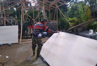 Personil satgas TMMD kodim Bitung saat melakukan Pekerjaan pembangunan rumah Oma Rahel