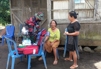 Tim satgas TMMD Ke-111 Kodim 1310/Bitung saat kunjungan ke warga untuk pelayanan kesehatan kewarga