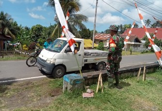 Komandan SSK Satgas TMMD kodim Bitung saat melakukan pengecekan material yang akan di suplai ketitik titik lokasi pekerjaan