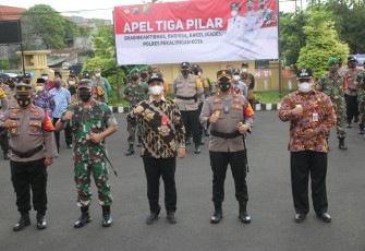Kapolres Pekalongan Kota Pimpin Apel Tiga Pilar Dalam Rangka Persiapan Pengamanan Nataru Tahun 2022