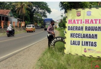 Satlantas Polres Majalengka Pasang Rambu Peringatan Rawan Kecelakaan