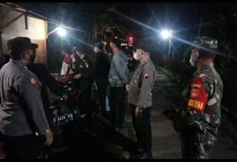Blue Light Patrol Polsek Pekalongan Selatan dengan Tiga Pilar Kecamatan Pekalongan Selatan, melakukan patroli Himbau Protokol kesehatan 
