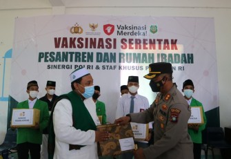Polres Bintan Salurkan Bantuan 100 Paket Sembako Untuk Santri Pesantren Mambaus Sholihin dan Masyarakat