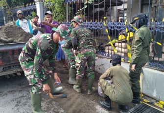 MAHASISWA BERSINERGI BERGOTONG ROYONG BANGUN SALURAH SAH 