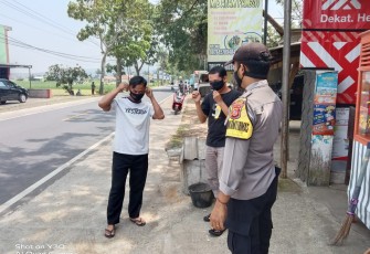  Kapolsek Kertajati Bagikan Masker dan Imbau Warga Tetap Disiplin Prokes Covid-19