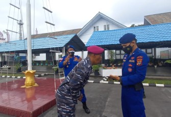 Danyonmarhanlan VIII Bitung Letkol Marinir Anugerah Auliadi Santoso saat meniup lilin kue ulang tahun dari Polairud Polda Sulut