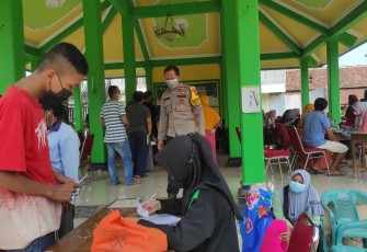 Babinkamtibmas Kelurahan Johorejo monitoring Vaksinasi di Balai desa Johorejo 