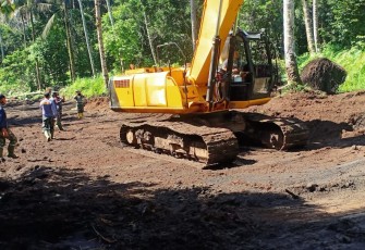 Satgas TMMD kodim Bitung saat melakukan pekerjaan