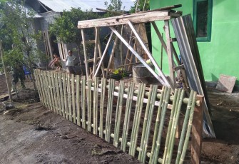 Satgas TMMD di bantu warga pasang Tiang pagar rumah opa Daniel