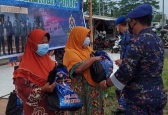 Kasat Polairud Polres Kendal membagikan paket sembako kepada masyarakat,. Rabu 24/11/2021