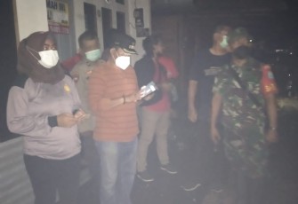 Babinsa Koramil 1016-01 Pahandut Pelda Yulianto, monitoring sekaligus membantu evakuasi kebakaran yang terjadi di Komplek Puntun Jalan Rindang Banua RT 3 dan 4 RW 27, Kelurahan Pahandut, Kecamatan Pahandut