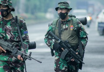 Danyonmarhanlan VIII Bitung Mayor Marinir Wahyu Widodo kanan saat memimpin kegiatan Hanmars
