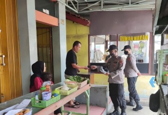 Bhabinkamtibmas Polsek Cingambul Bagikan Masker Gratis